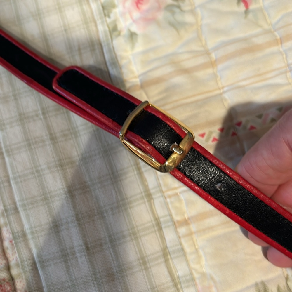 Gucci vintage crossbody bag black with red trim. Beautiful inside has wear shown - Picture 11 of 11